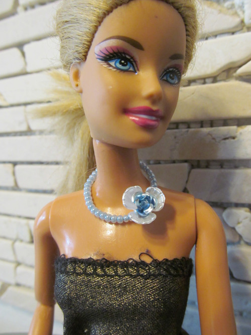 Náhrdelník pro Barbie - nebesky modrá 1