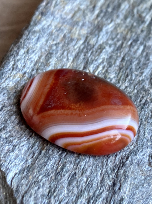 HNĚDÝ SARDONYX - kabošon, přírodní minerál