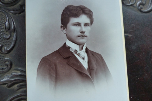 Před maturitou..stará kabinetní fotografie