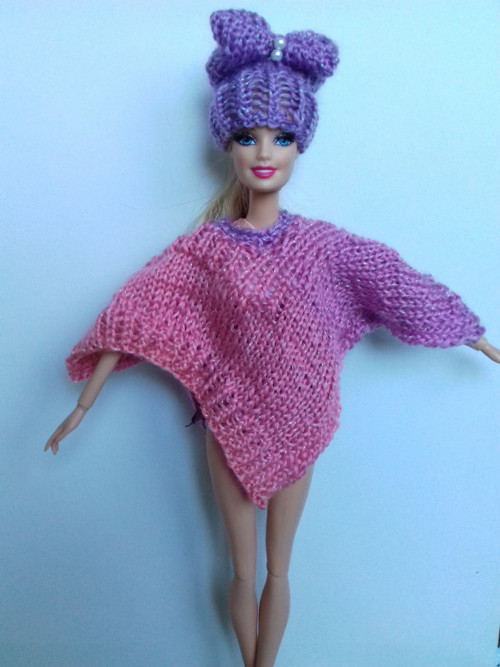 Pletené pončo s čepicí pro panenku Barbie