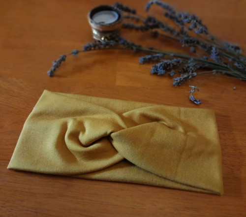 Čelenka - jednobarevná hořčicová