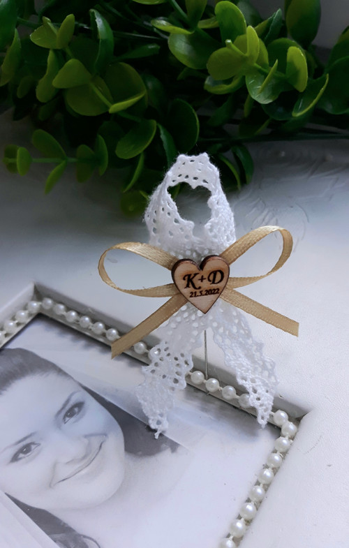 Vývazek s krajkou a monogramy — foto 1