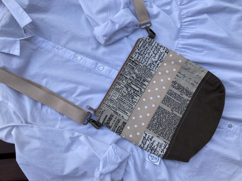 Novinová crossbody kabelka