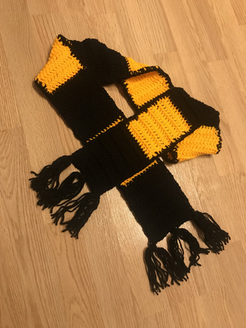 Háčkovaná šála "včelka" menší
