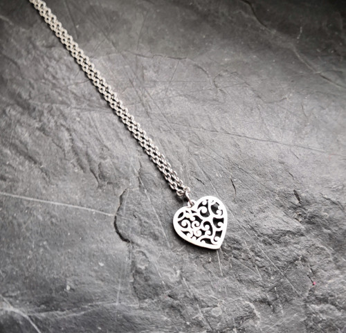 Ocelový náhrdelník*srdíčko s ornamenty