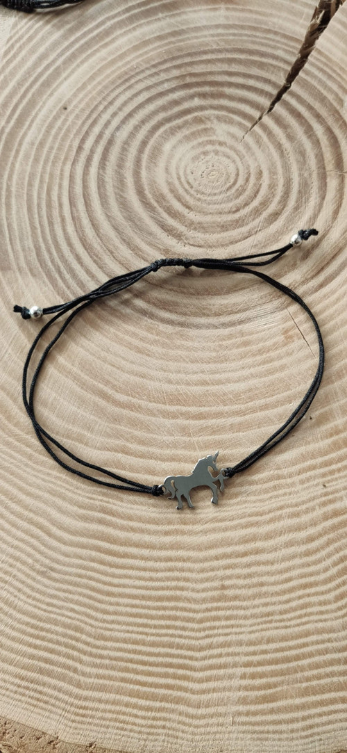 Náramek na šňůrce