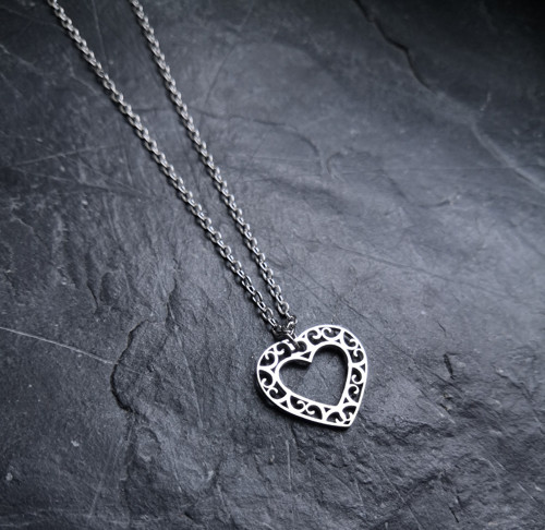 Ocelový náhrdelník*obrys srdíčka s ornamenty