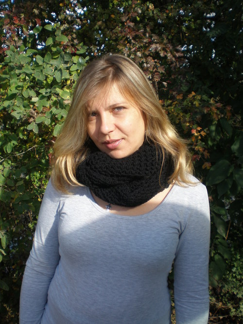Černý nákrčník.