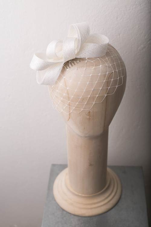 Elegantní svatební fascinátor se závojem