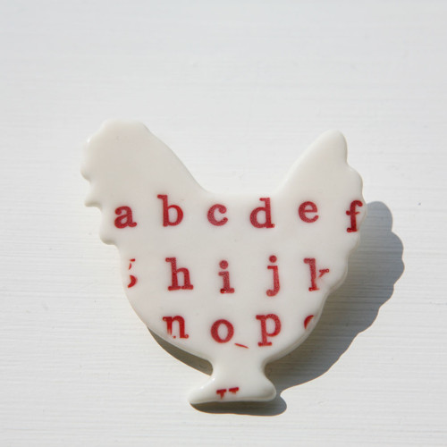 Sečtělá Slepice Red (porcelánová brož) — foto 1