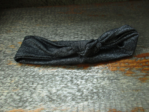 Černá čelenka s uzlem — foto 1