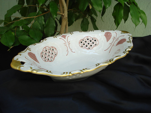 Prolamovaný košík z porcelánu