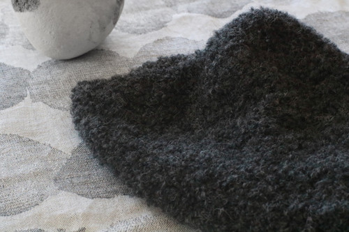 Čapulka / bouclé / černá. — foto 1