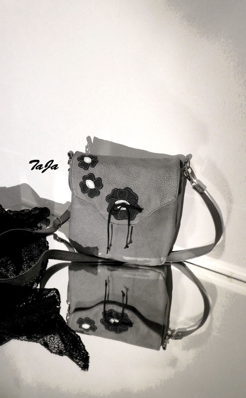 Little with flowers — foto 1