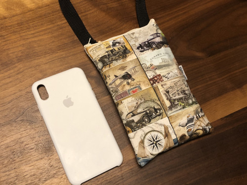 Crossbody na mobil - retro doprava
