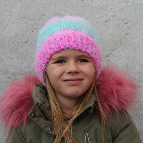 Pletená duhová čepička