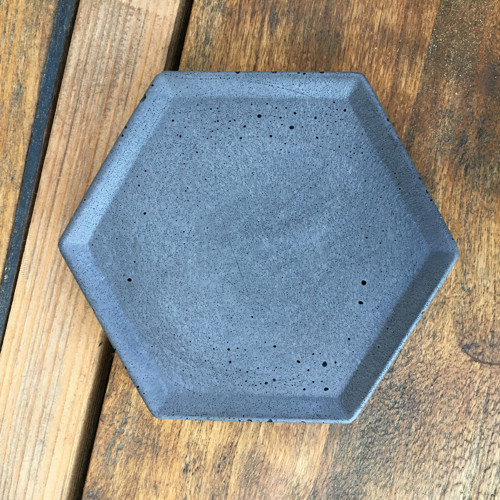 Betonový tácek hexagon tmavý — foto 1