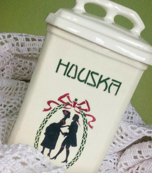 Z rokokové kuchyně ............. dóza na strouhank