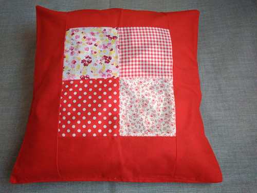 Polštář červený patchwork