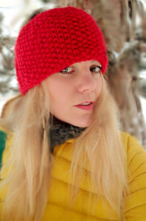 Červená čelenka jako čepice
