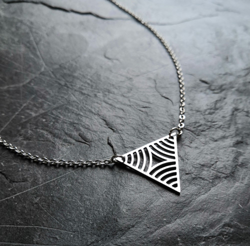 Ocelový náhrdelník*geometrie*trojúhelník