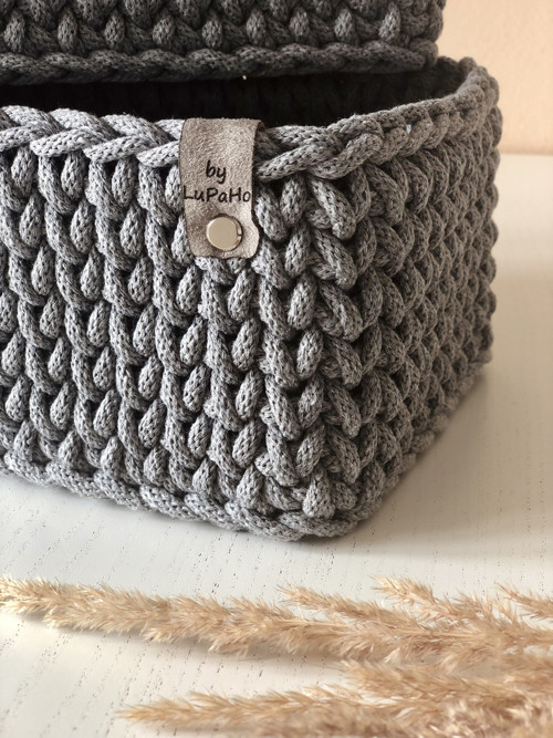 Háčkovaný hranatý košík 15x15cm šedý — foto 1