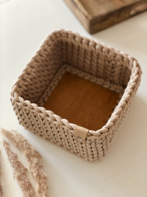 Háčkovaný hranatý košík 20x20cm béžový