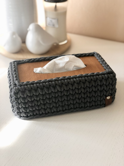 Háčkovaný obal na kapesníky 25x13cm grafitový