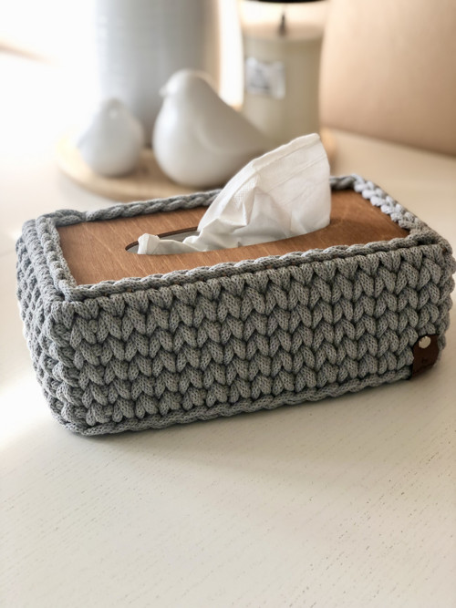 Háčkovaný obal na kapesníky 25x13cm šedý