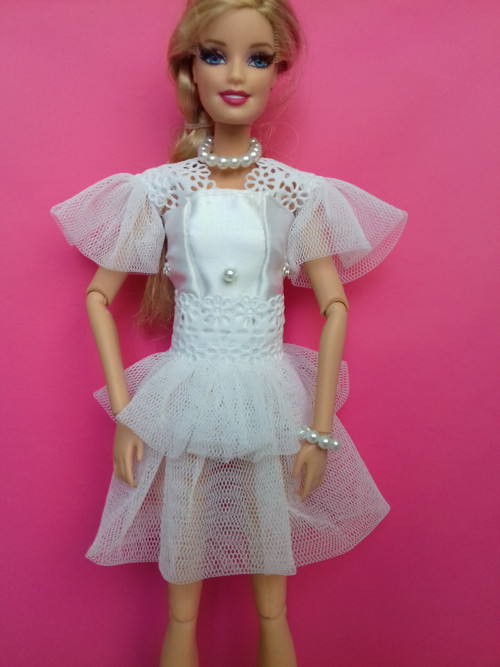 Svatební šaty pro Barbie s doplňky
