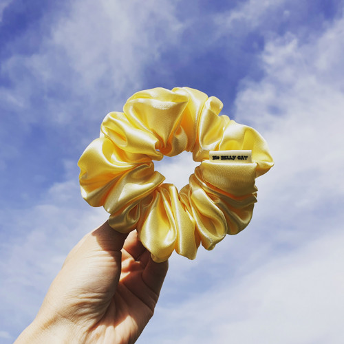 Saténová scrunchie gumička do vlasů, světle žlutá