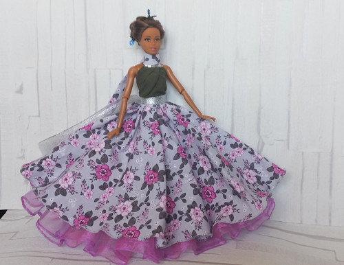 Šedo-růžové šaty pro Barbie — foto 1