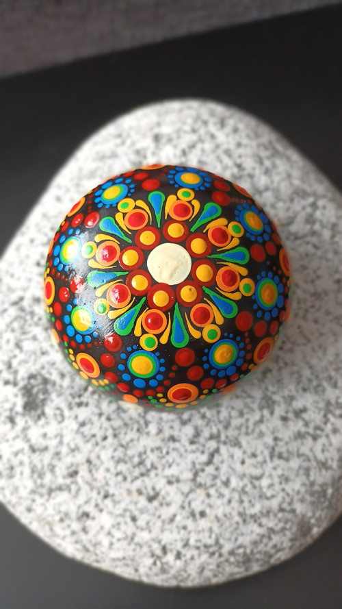 Malovaný kámen - těžítko, mandala
