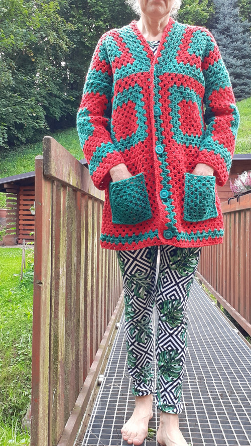 Svetr čtverce červenozelený
