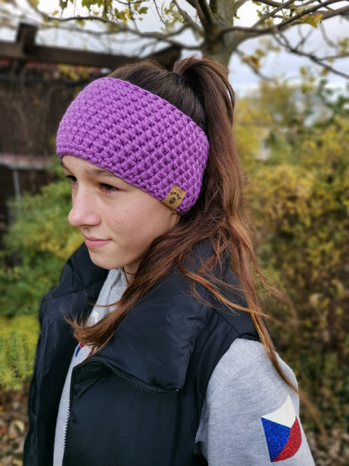 Růžovo-fialová háčkovaná merino čelenka