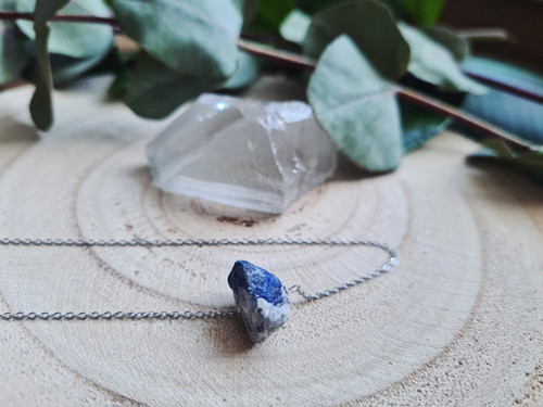 Lapis lazuli surový kamínek na nerezovém řetízku
