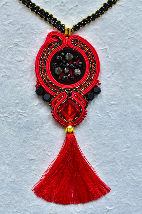 Strapcový soutache náhrdelník