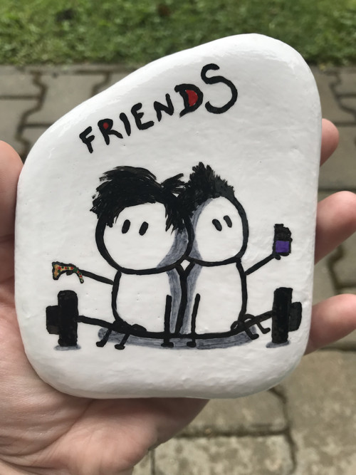Malovaný kámen "Kamarádi ve formě"