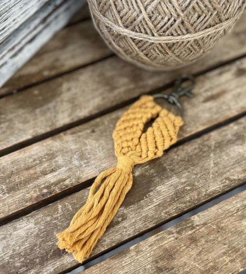 Macramé klíčenka/ přívěsek Hořčicová