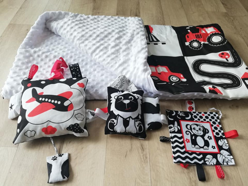 Kontrastní dárkový set deky a hraček