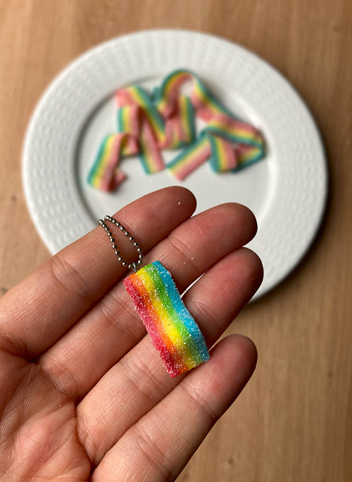 Kyselý ovocný pásek (náhrdelník)