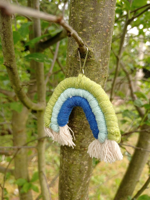 Přívěsek macramé duha - modrá