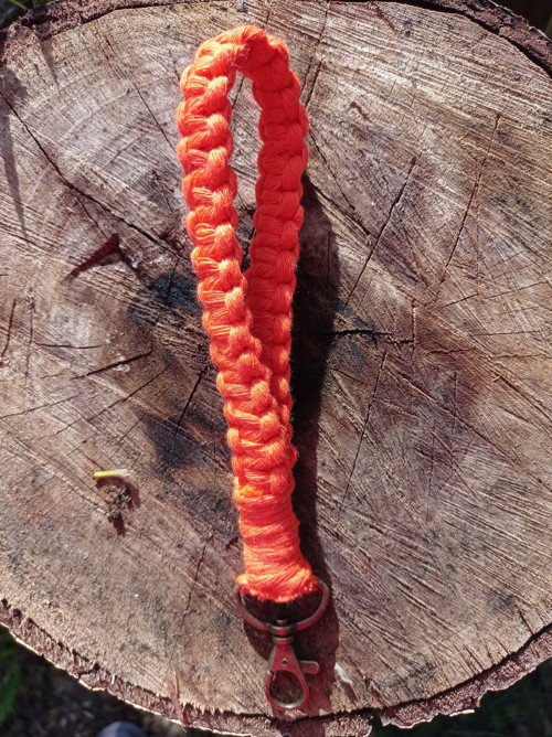 Macramé klíčenka na ruku - oranžová