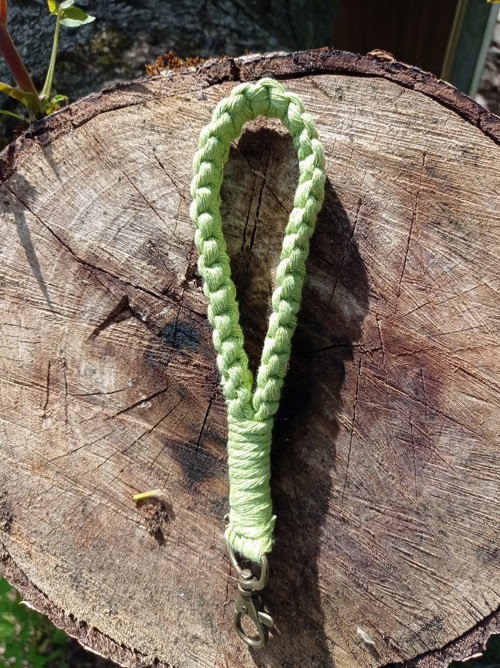 Macramé klíčenka na ruku - zelená