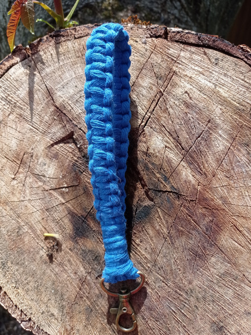 Macramé klíčenka na ruku - tmavě modrá