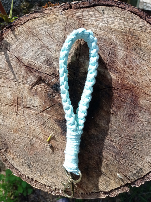 Macramé klíčenka na ruku - světle modrá