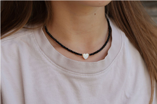 Tenký náhrdelník - choker spinel a srdce z perlete