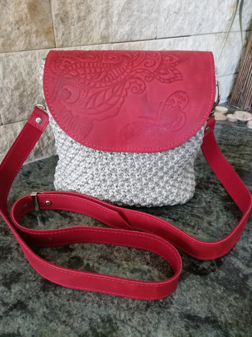 Crossbody s koženými komponenty