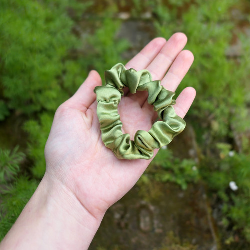 Gumička scrunchie z viskózového saténu - užší