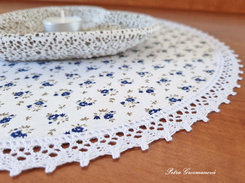 Prostírání lemované bílou krajkou šíře 20 mm